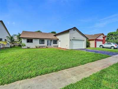 8601 NW 46th Ct Lauderhill, FL 33351