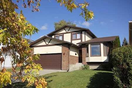 439 Woodbine Blvd SW Calgary, AB T2W 4G9