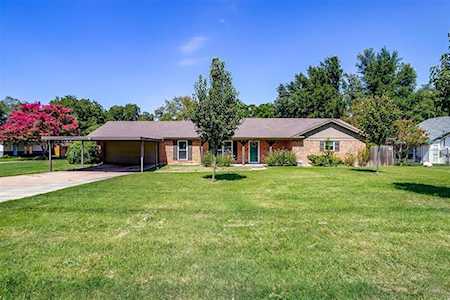 5004 Blackstone Drive River Oaks, TX 76114