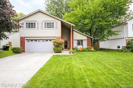 24323 Pinecrest St Novi, MI 48375