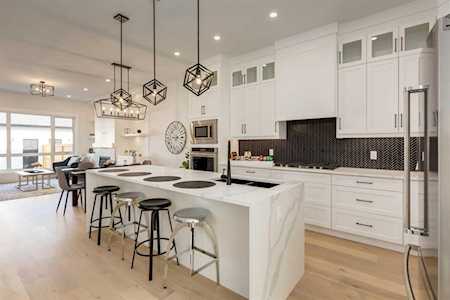 630 21 Ave NW Calgary, AB T2M 1J9