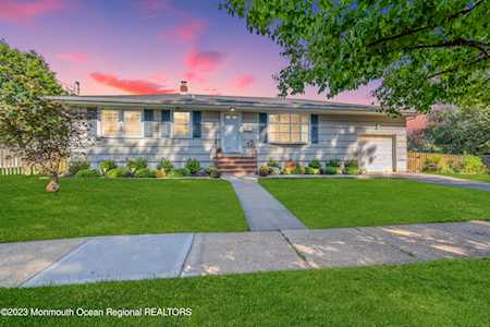 11 Crestwood Dr Freehold, NJ 07728
