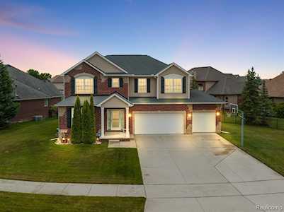 48133 Ellington Dr Macomb, MI 48044