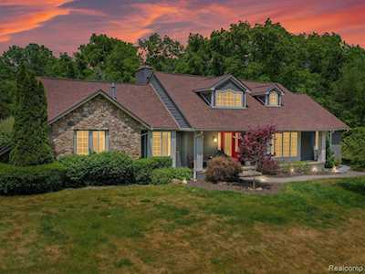 734 Edgewood Dr Rochester, MI 48306