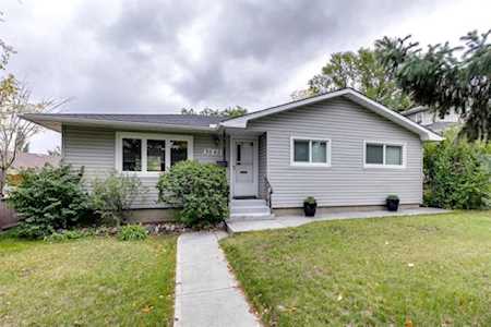 3648 NW Chippendale Dr Calgary, AB T2L 0W8