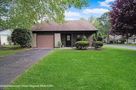 17 Morning Glory Ln Whiting, NJ 08759
