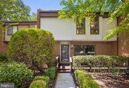 2143 Colts Neck Ct Reston, VA 20191