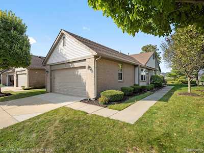 16241 Scenic Dr Clinton Township, MI 48038