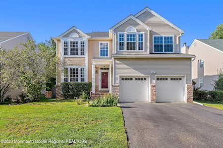 27 Mulberry Ln Holmdel, NJ 07733