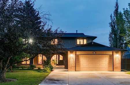 114 Lake Placid Close SE Calgary, AB T2J 4X8