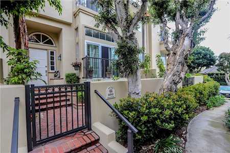 6082 Broadstone Circle Huntington Beach, CA 92648