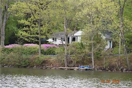88 Taunton Lake Rd Newtown, CT 06470