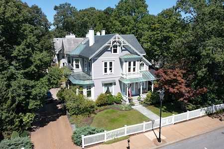 619 Washington St #A Wellesley, MA 02482