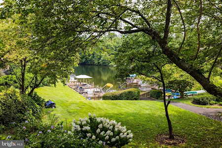 2033 Lakewinds Dr Reston, VA 20191