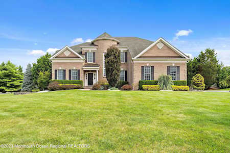 4 Plainridge Ct Manalapan, NJ 07726