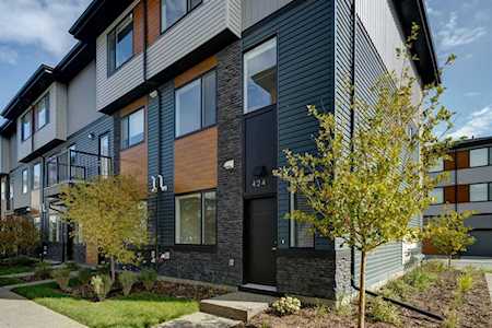 424 Corner Glen Circle NE Calgary, AB T3N 2E1