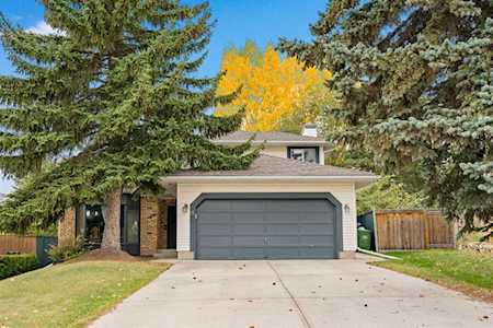 11 Stratham Bay SW Calgary, AB T3H 1P5