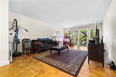 512 Woodland Hills Rd White Plains, NY 10603