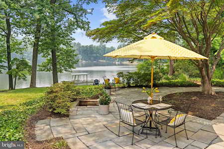 6316 Lakeview Dr Falls Church, VA 22041