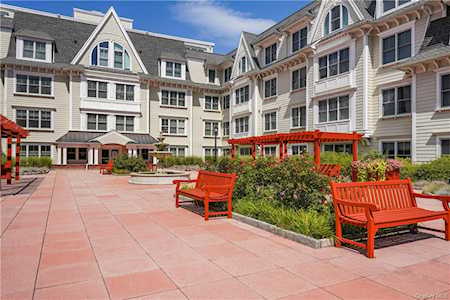 225 Stanley Ave #201 Mamaroneck, NY 10543