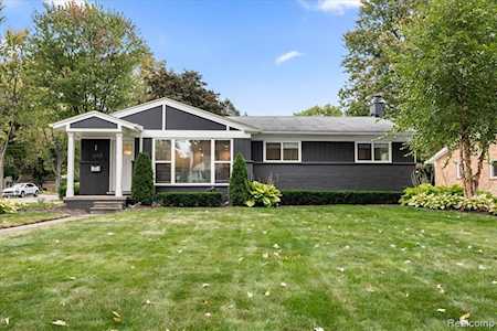 1240 Wrenwood Dr Troy, MI 48084