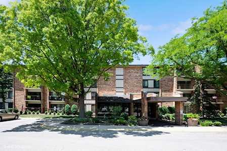 301 Lake Hinsdale Dr #208 Willowbrook, IL 60527