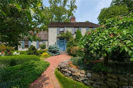 6 Old Farm Ln Hartsdale, NY 10530