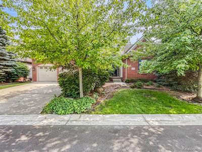 41601 Cummings Ln Novi, MI 48377