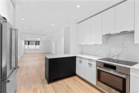 100 Pondfield Rd #2E Bronxville, NY 10708