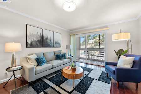 2005 Pleasant Valley Ave #204 Oakland, CA 94611