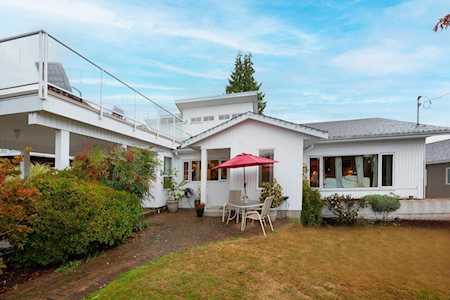 4218 Caddy Road North Vancouver, BC V7G 1B7