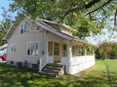 203 Center Rd Grand Blanc, MI 48439