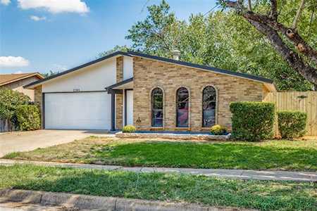 2701 Treeview Drive Arlington, TX 76016