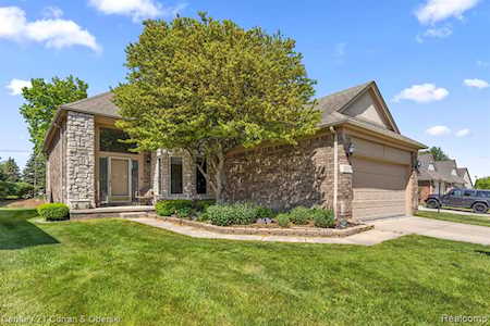 52889 Paint Creek Dr Macomb, MI 48042