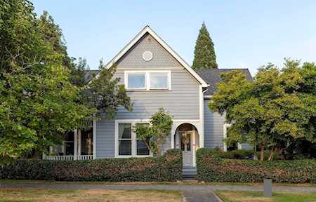413 Fourth Street New Westminster, BC V3L 2V5