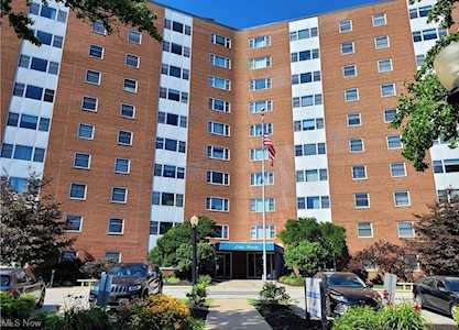 11850 Edgewater Dr #811 Lakewood, OH 44107