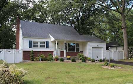 26 Reilly St West Islip, NY 11795