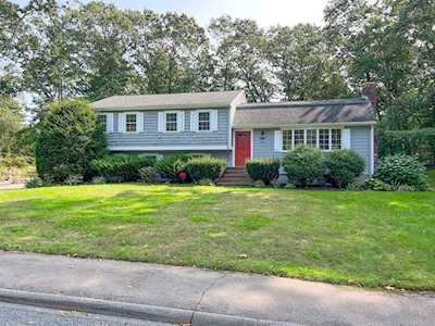 12 Lantern Ln Medfield, MA 02052