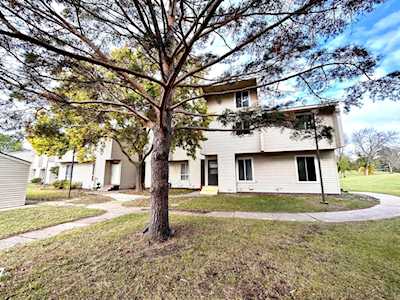 5604 Brookdale Drive N Brooklyn Park, MN 55443