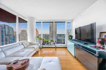 1325 Rolston Street #2302 Vancouver, BC V6B 0M2