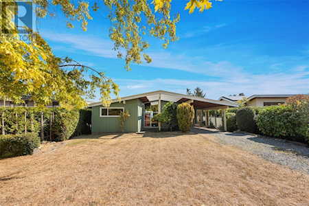 5429 Parker Avenue Saanich, BC V8Y2N2