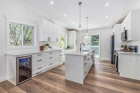24 Lincoln Manor SW Calgary, AB T3E 7E3