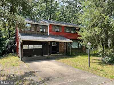 4 Bells Lake Dr Turnersville, NJ 08012