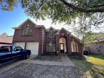 135 Chandler Ct Sugar Land, TX 77479