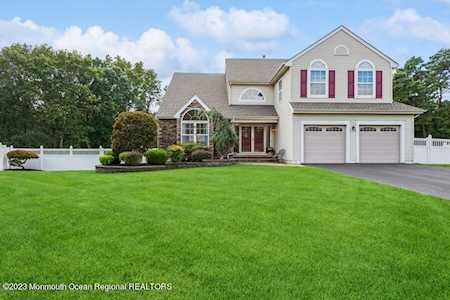 28 Thousand Oaks Terrace Howell, NJ 07731
