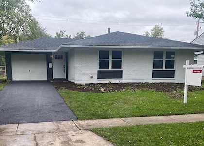 1025 Meadow Ln Streamwood, IL 60107