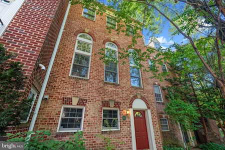 2311 N Greenbrier Ct N Arlington, VA 22207