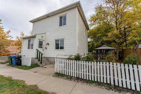 1608 2 St NW Calgary, AB T2M 2W3