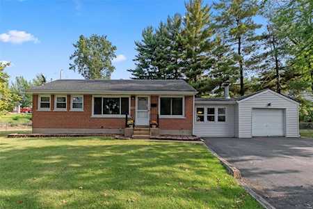 1040 Saint Brendan Ln Florissant, MO 63031
