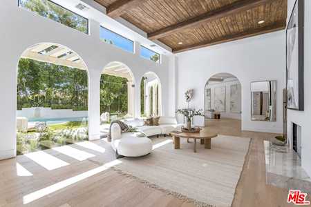1571 Tower Grove Dr Beverly Hills, CA 90210